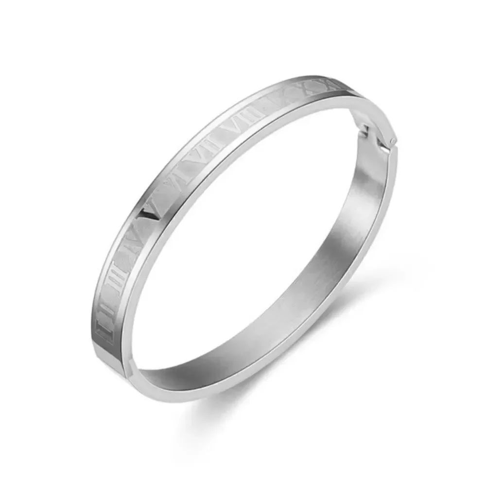 Minimalist silver bangle A167